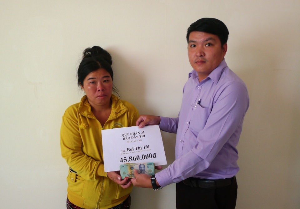 Trao hơn 45 triệu đồng bạn đọc giúp chị Bùi Thị Tài - 1 Đại diện bạn đọc báo Dân trí, ông Nguyễn Thanh Bình - Phó Chủ tịch UBND xã Đông Bình trao số tiền 45.860.000 đồng cho chị Bùi Thị Tài