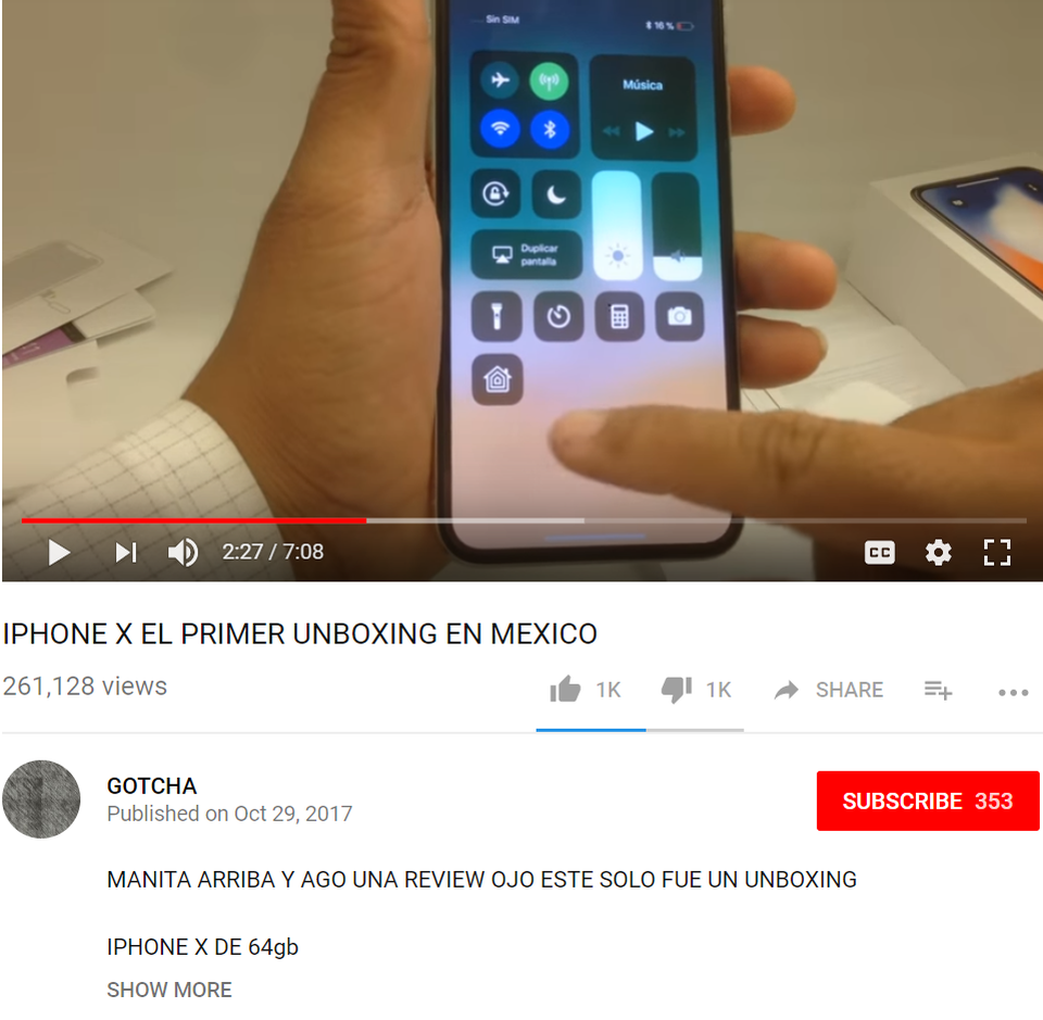 Video trên tay iPhone X "tràn ngập" trên YouTube trước thời điểm lên kệ - 1 Video đầu tiên ghi lại cảnh mở hộp iPhone X được đăng tải trên YouTube.