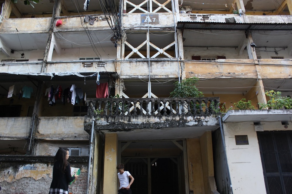 Khu nhà ở Thủ đô nứt toác, nghiêng ngả, chống đỡ bằng khung sắt - 1 Khu nhà tập thể A7 Tân Mai (phố Nguyễn Chính, Tân Mai, Hoàng Mai) hiện nay có khoảng 54 hộ dân sinh sống, đang bị rơi vào tình trạng xuống cấp nghiêm trọng