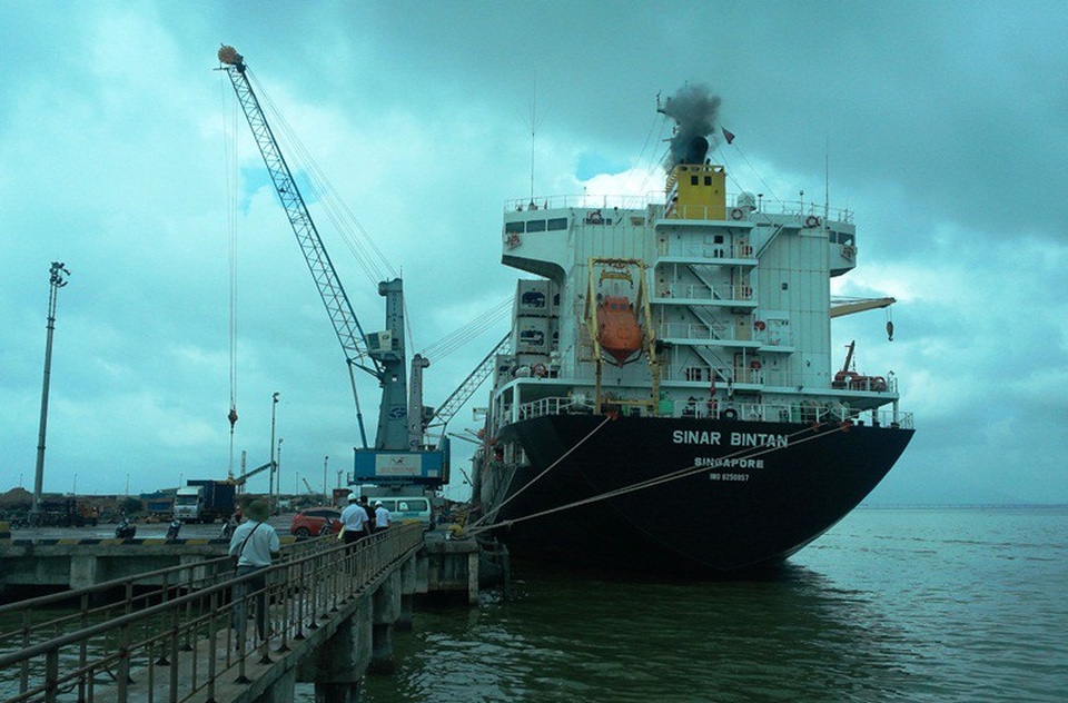 Đề xuất đổ 439.000 m3 bùn thải xuống biển Quy Nhơn - 2 Tàu trọng tải lớn thường hay ra vào cảng Quy Nhơn nên việc nạo vét khơi thông cửa biển là cần thiết