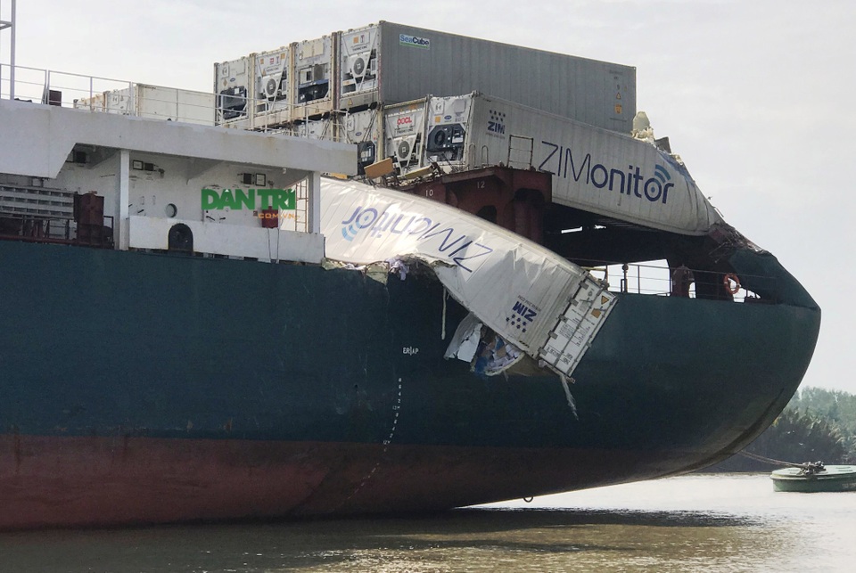 Hai tàu container tông nhau trên sông, người dân lao ra "hôi của" - 2 Hai tàu container tông nhau trên sông, người dân lao ra "hôi của" - 2
