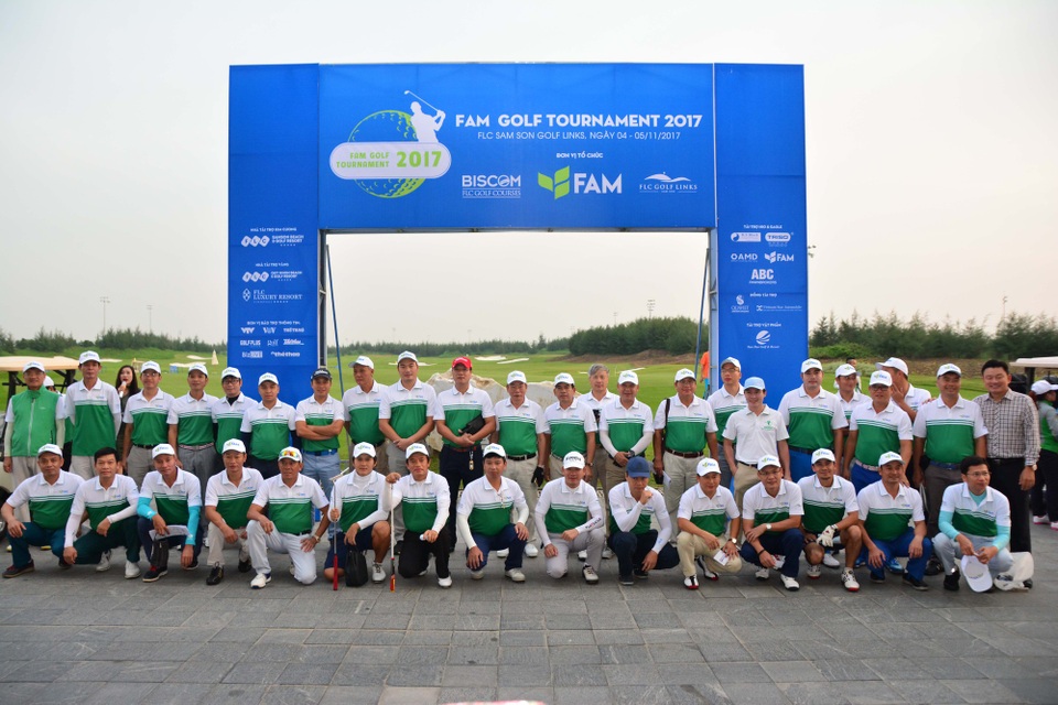 Chính thức khai mạc giải Fam Golf Tournament 2017 với gần 500 golf thủ - 1 Các gôn thủ chụp ảnh lưu niệm trước giờ thi đấu