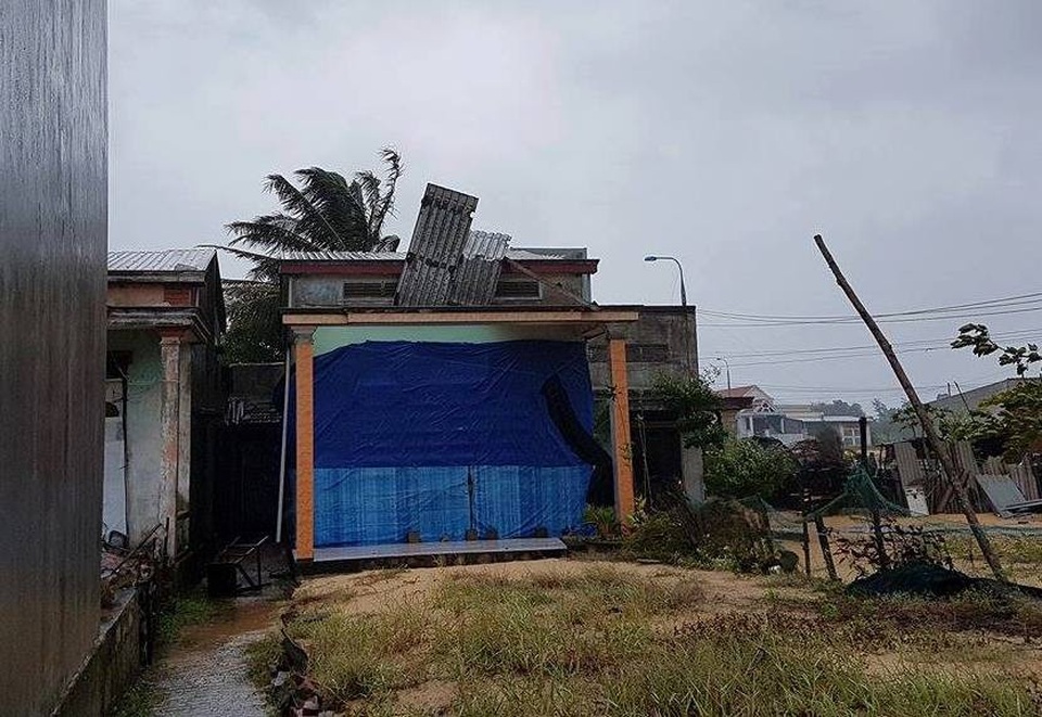 Lốc xoáy làm hơn 140 nhà tốc mái, thủy điện Sông Tranh 2 xả lũ lớn - 1 Lốc xoáy làm tốc mái nhà dân