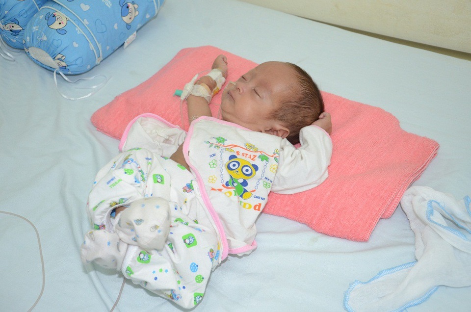 Mong manh sự sống của bé 4 tháng tuổi cùng lúc mắc tim bẩm sinh và nấm máu - 1 Bé Tiến Thịnh (4 tháng tuổi), sinh thiếu tháng lại mắc cùng lúc tim bẩm sinh, và nấm máu