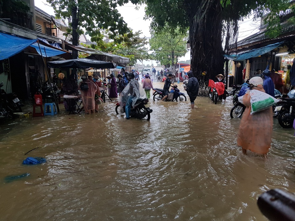 Nước dâng nhanh, Hội An chuẩn bị tinh thần cho cấp báo động khẩn! - 1 Nước lụt dâng cao ở một số tuyến phố ở Hội An