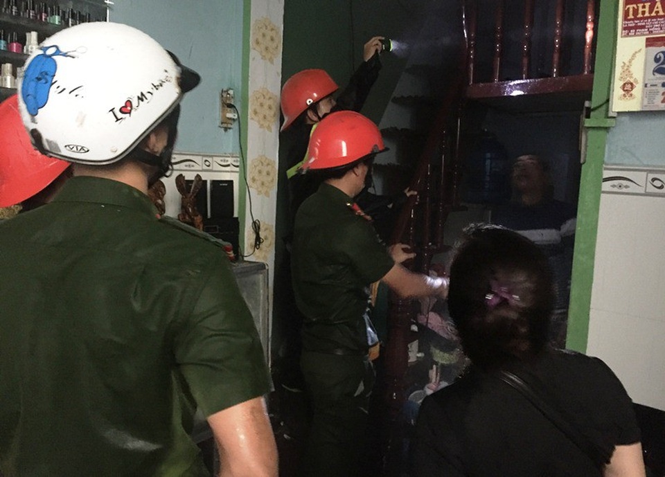 
Dù mưa lớn nhưng các chiến sĩ Cảnh sát Phòng cháy và Chữa cháy tỉnh Bình Định vẫn đội mưa dập lửa ở tầng 3 ngôi nhà.
