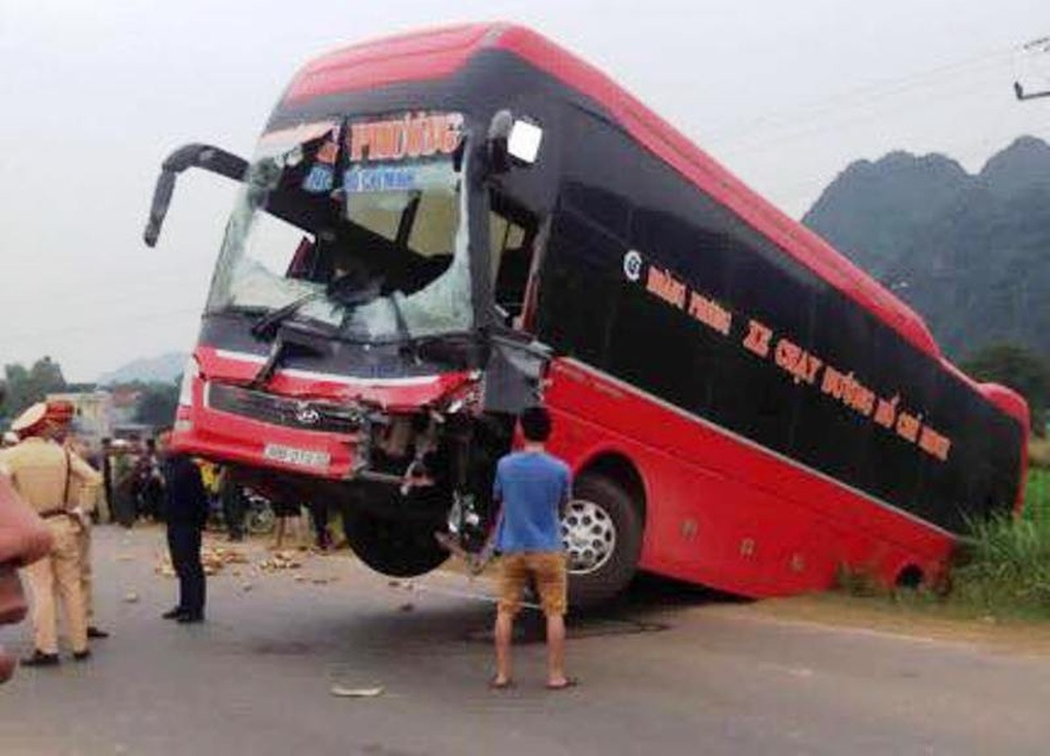 Xe khách tông xe tải văng xuống ruộng nằm “chỏng vó” - 2 Chiếc xe khách nằm ngang trên đường, 2 bánh trước treo lơ lửng giữa đường Hồ Chí Minh.