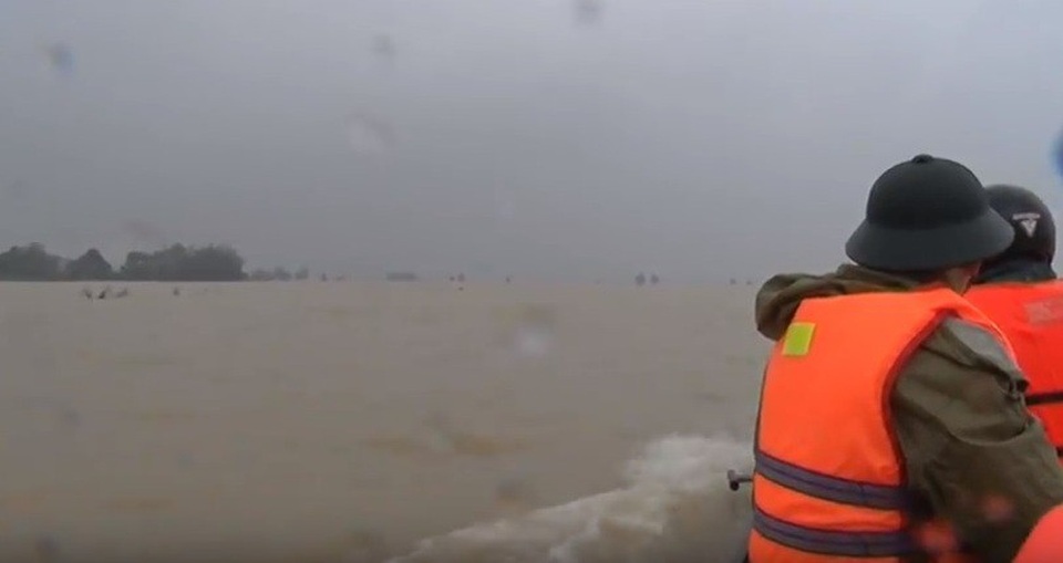 Cha chở con gái đi làm bị mất tích, nghi lũ cuốn trôi - 4 Lãnh đạo địa phương đi ứng cứu lũ bão chiều 5/11