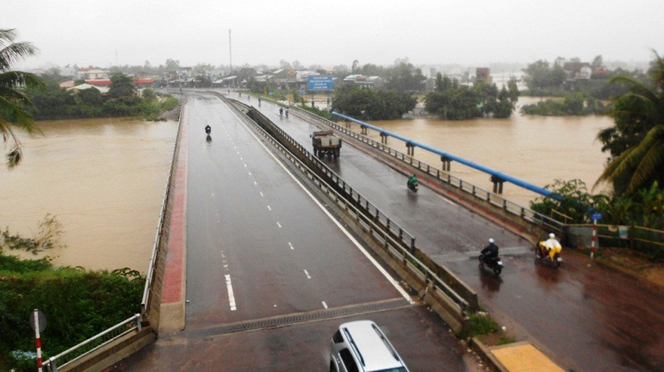 Cảnh báo lũ trên sông Kôn, điều tiết hồ Định Bình - 1 22 giờ đêm 5/11, tại Bình Định trời vẫn mưa lớn, nước sông Kôn đang dâng cao, nhiều khu dân cư nước ngập sâu 0,5m