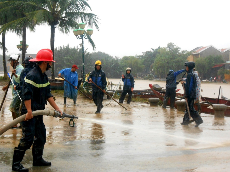Hội An khẩn trương dọn dẹp sau mưa bão, chuẩn bị cho sự kiện APEC - 2 Vì bùn non bám lâu ngày nên phải dùng tới xe PCCC với công suất nước lớn mới có thể rửa trôi