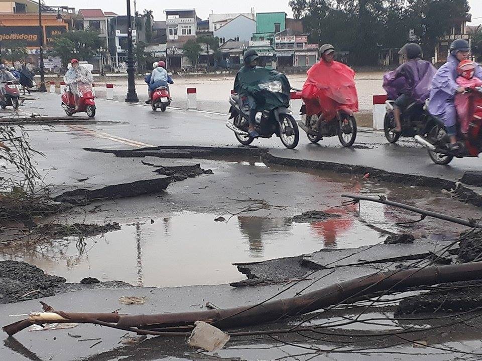 Đường Đập Đá đã được sửa chữa tạm thời cho người dân qua lại - 2