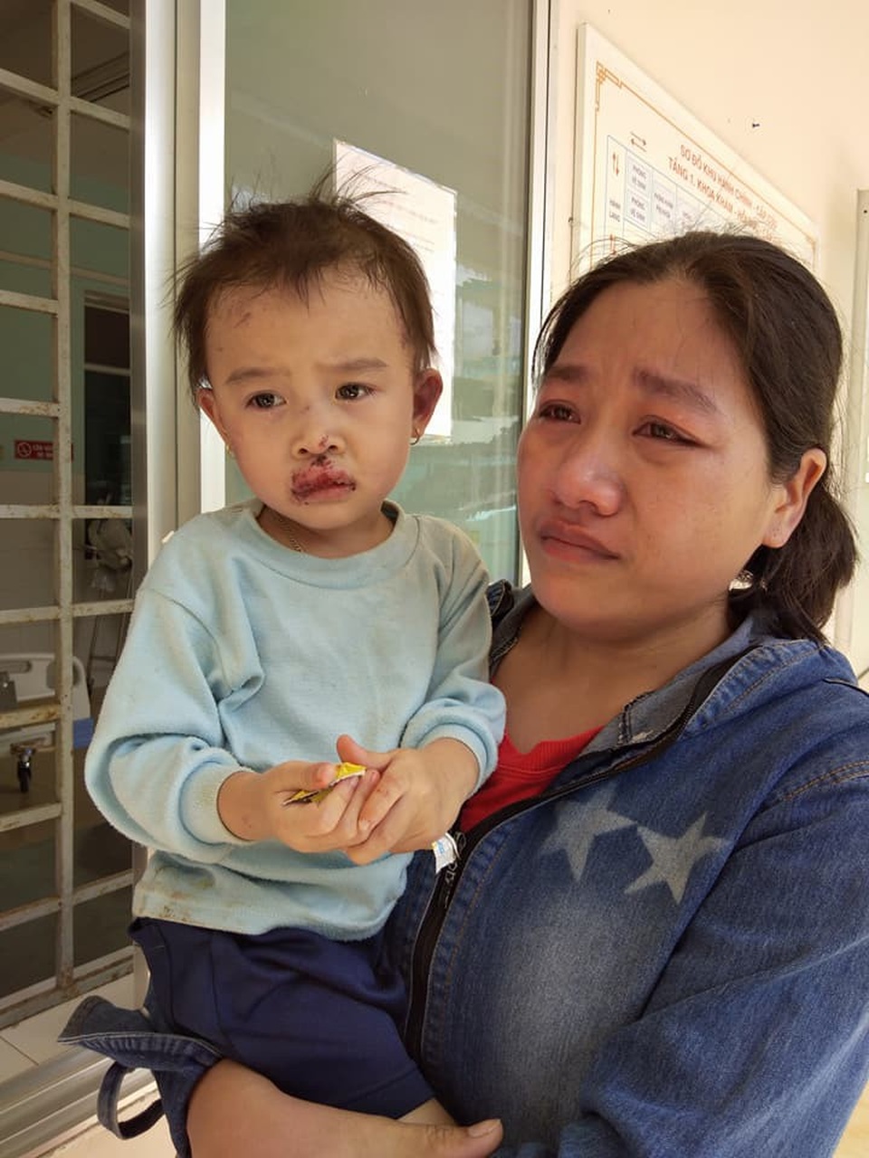 4 người thương vong trong căn nhà sập suốt 1 ngày không ai biết - 1 Con gái đầu của anh Tư bị thương ở mặt