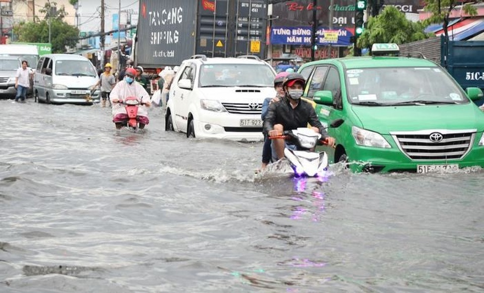 Mưa lớn kết hợp triều cường, đường Sài Gòn "không lối thoát" - 4