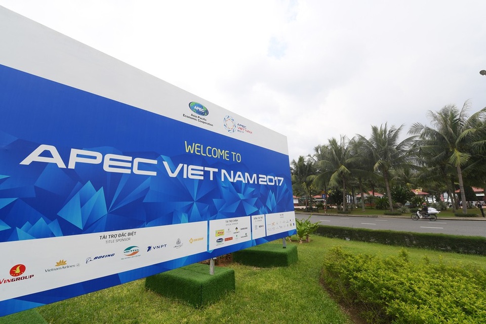 Sắc màu APEC tràn ngập đường phố Đà Nẵng - 3
Nhiều pa nô APEC lớn được lắp đặt trên tuyến đường Hoàng Sa - Võ Nguyên Giáp - Trường Sa dọc bờ biển.