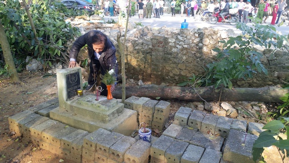 Hòa Bình: Tháo dỡ nhà dân, tháo dỡ cả “mộ gió” liệt sỹ, chính quyền bị phản đối - 3 Hòa Bình: Tháo dỡ nhà dân, tháo dỡ cả “mộ gió” liệt sỹ, chính quyền bị phản đối - 3