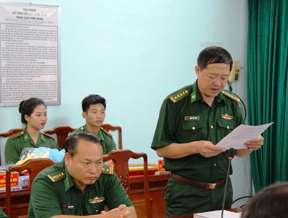 Tập thể chiến sĩ biên phòng quên mình cứu 43 người trong bão - 2 Đại tá Lương Ngọc Chinh, Tỉnh ủy viên, Chỉ huy trưởng BĐBP tỉnh báo cáo công tác đã triển khai trong việc ứng phó, khắc phục cơn bão số 12.
