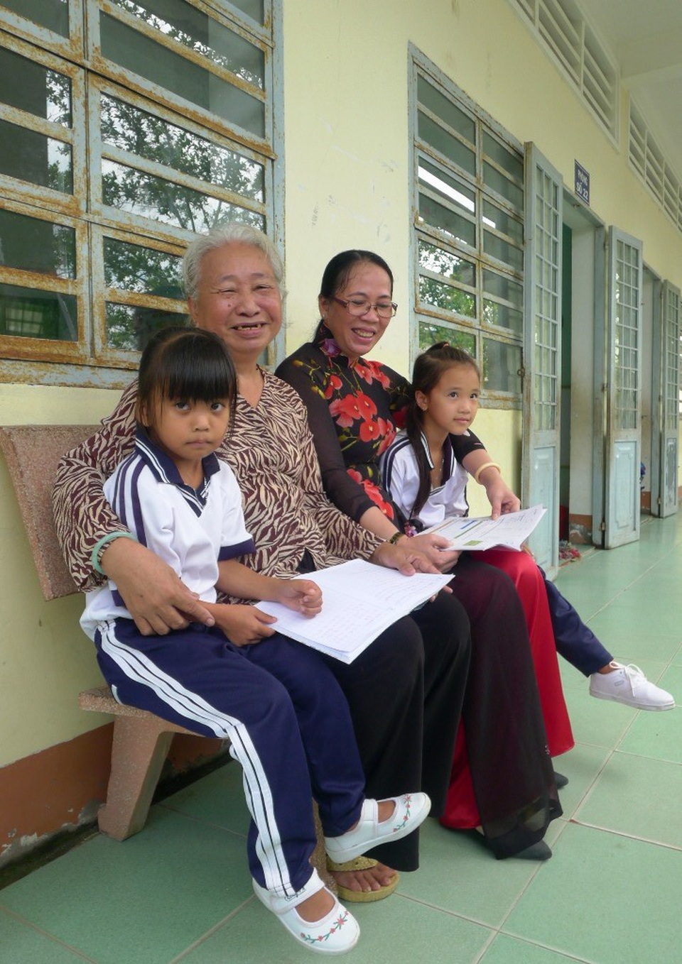 Chuyện những giáo viên đến xứ “muỗi kêu như sáo thổi” gieo chữ - 1
Sau gần 20 năm gắn bó với nhiều thế hệ học sinh trường tiểu học thị trấn 1, cô Trần Thị Tuyết đã về hưu nhưng vẫn ở lại cư xá của trường để nghe tiếng ê a của học trò