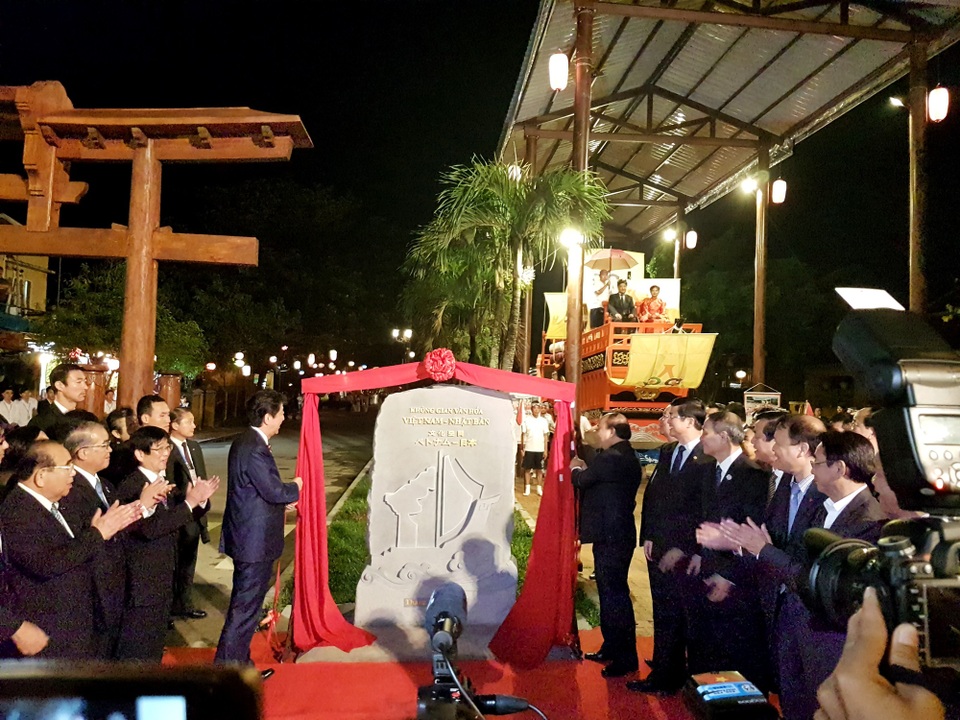 Thủ tướng Nguyễn Xuân Phúc và Thủ tướng Nhật Bản Shinzo Abe khai trương “Không gian văn hóa Việt Nam - Nhật Bản” tại Hội An