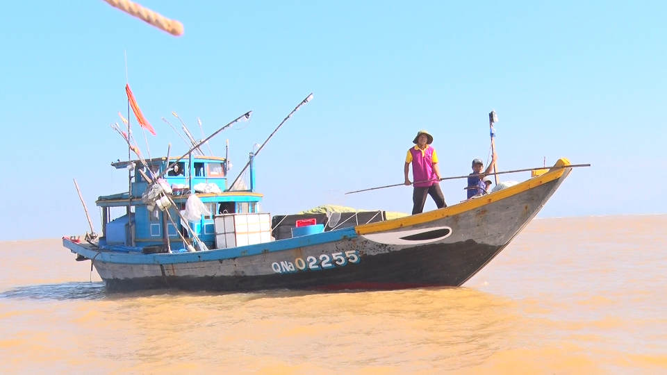 Cửa biển bị bồi lấp, hàng trăm tàu thuyền bị mắc kẹt - 1 Một ghe của ngư dân vừa đi vừa dùng sào dò đáy biển để tránh mắc cạn