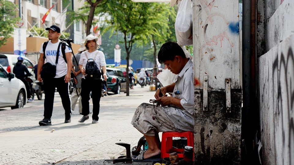 Đường Lê Thánh Tôn, đoạn từ ngã tư Pasteur đến Nam Kỳ Khởi Nghĩa, hình ảnh những người thợ da bao năm trở thành một nét văn hóa của Sài Gòn