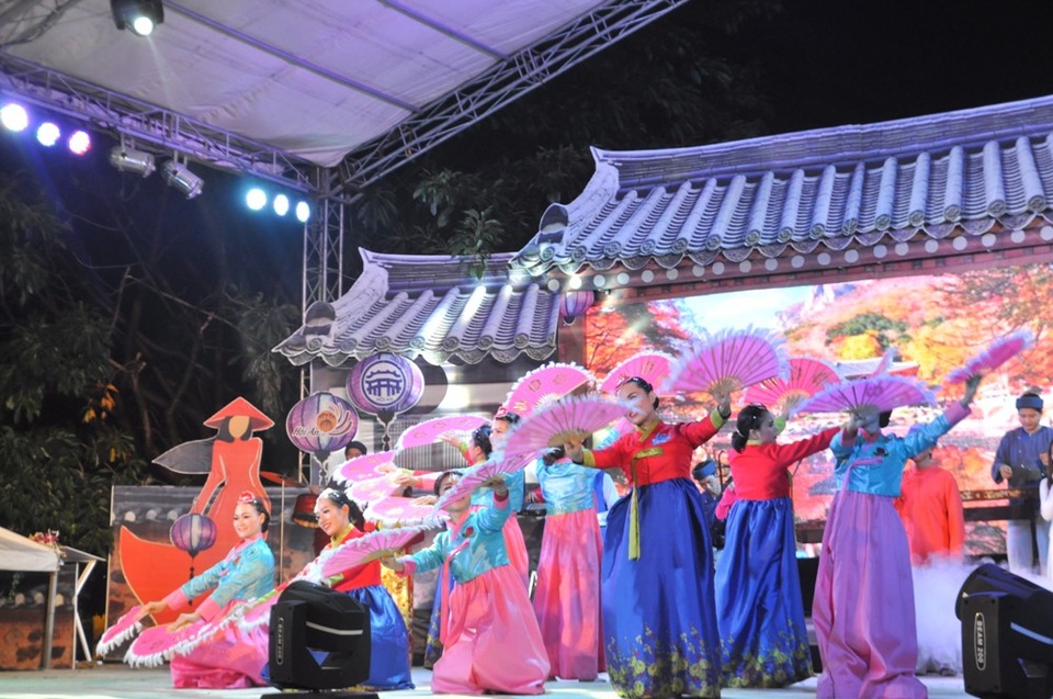 Ấn tượng với màn biểu diễn mặt nạ trong “Ngày văn hóa Andong” - 1 Múa Arirang giữa Andong và TP Hội An
