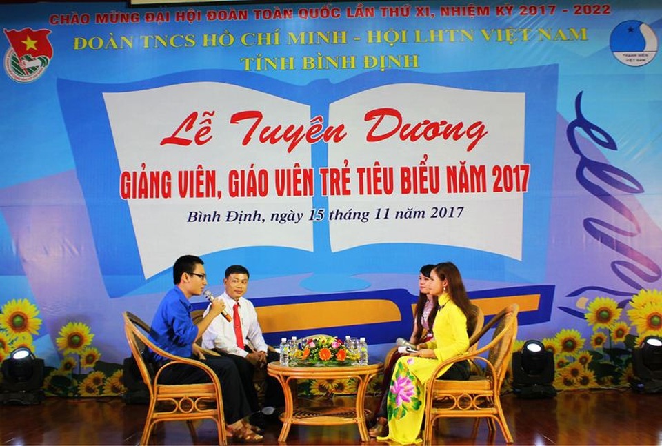 Bình Định: Vinh danh 35 giáo viên, giảng viên trẻ tiêu biểu - 2 Phần giao lưu với 3 vị khách mời đặc biệt là những giảng viên, giao viên trẻ tiêu biểu với nhiều đóng góp trong sự nghiệp trồng người và các hoạt động xã hội.