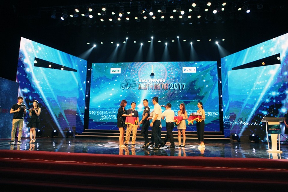 Đã sẵn sàng cho đêm trao giải Nhân tài Đất Việt 2017 - 2
Theo truyền thống, sân khấu được thiết kế hài hòa với hình nền Giải thưởng Nhân tài Đất Việt đã trở nên quen thuộc sau hơn 12 năm diễn ra. Buổi lễ trao giải năm nay sẽ bắt đầu lúc 20h tối 16/11, được cập nhật trực tuyến trên Báo điện tử Dân trí và truyền hình trực tiếp trên sóng VTV2 của Đài truyền hình Việt Nam.