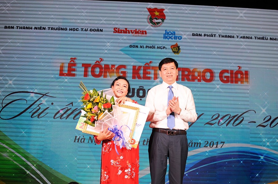 Nghĩa tình thầy trò 40 năm chẳng phai trong tác phẩm giành giải Nhất "Tri ân người thầy" - 3 Anh Nguyễn Long Hải, Bí thư Trung ương Đoàn (bìa phải) trao giải nhất cuộc thi viết “Tri ân người thầy” cho tác giả Bùi Thị Biên Linh