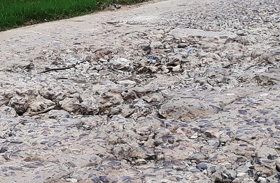 Tại đoạn bờ tràn thôn Huỳnh Mai, xã Phước Nghĩa (huyện Tuy Phước), sau lũ mặt đường bị hư hỏng, có chỗ lộ cả cốt thép.