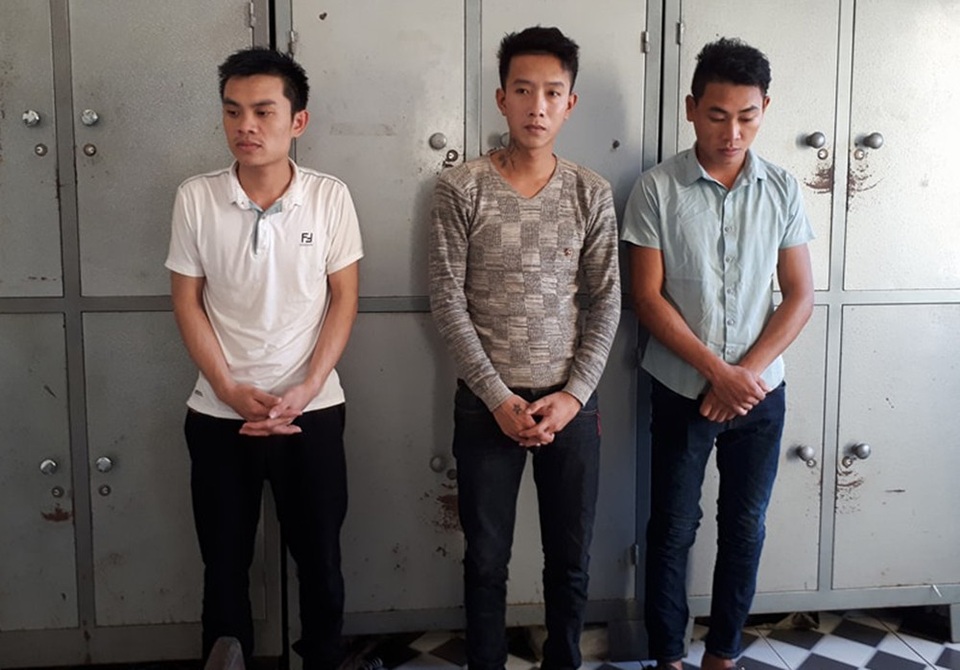3 thanh niên khống chế chủ quán nhậu trong nhà vệ sinh để đòi tiền bảo kê - 1 Các đối tượng tại cơ quan điều tra.