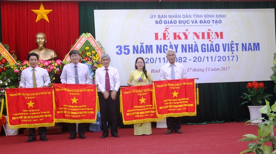 Các tập thể nhận vinh dự Cờ thi đua của Chính phủ vì đã hoàn thành xuất sắc toàn diện nhiệm vụ công tác, dẫn đầu phong trào thi đua yêu nước của tỉnh Bình Định năm học 2016-2017.