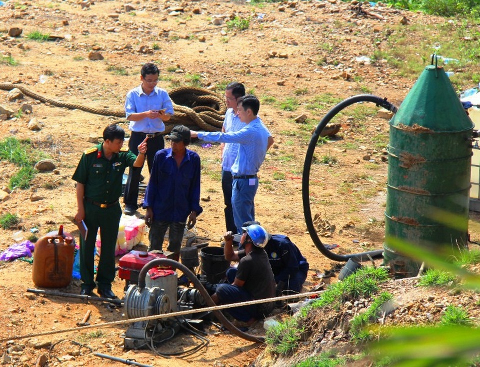 Trước đó, lực lượng chức năng cũng tiến hành hút dầu trên tàu FEI YUE 9 của Mông Cổ bị mắc cạn ở biển Quy Nhơn.