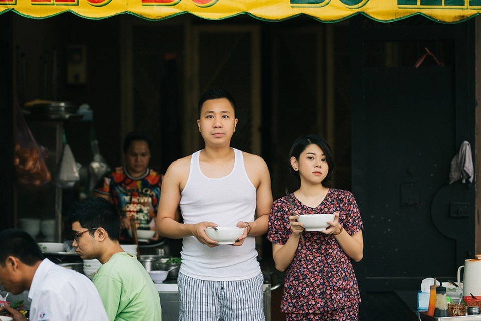 Ảnh cưới giản dị của cặp đôi yêu xa ở... quán phở, khu chung cư - 1 Hồng Ngọc (sinh năm 1991, TP. HCM) và Tuấn Anh (sinh năm 1987, Hà Nội), cặp đôi quen nhau từ ngày còn là du học sinh ở nước Anh. Khi đó, cả hai không có nhiều ấn tượng, thậm chí Hồng Ngọc cho biết cô còn “ghét lắm” vì “trông ảnh đểu đểu”.