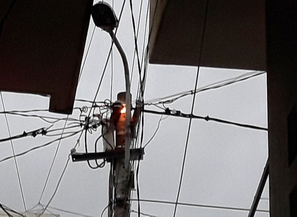 Sau những tiếng nổ, trụ điện phát cháy.