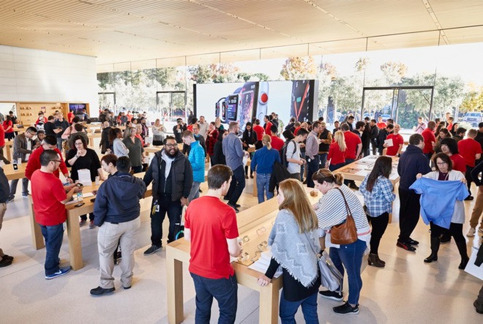 Trụ sở Apple Park chính thức mở cửa cho khách tới tham quan - 4 Khách thăm quan trải nghiệm khu mặt tiền của Steve Jobs Theatre và các sản phẩm công nghệ giống như bên trong một Apple Store.