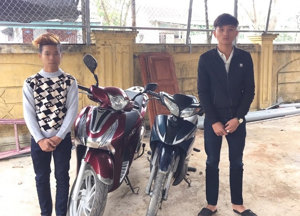 Đạo chích kéo xe SH đi 60km rồi vứt vì không mở được khóa điện - 1 Phúc và Kiên cùng tang vật tại cơ quan điều tra.