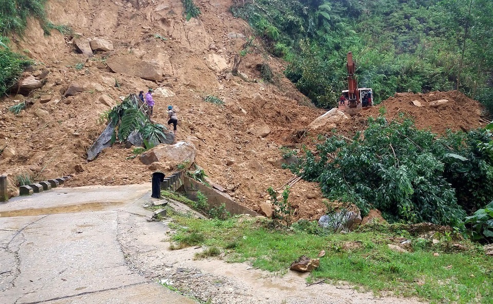 Di dời hơn 500 hộ dân khỏi vùng nguy cơ sạt lở đất - 1 Một số tuyền đường huyện miền núi tỉnh Quảng Nam bị sạt lở do mưa lũ