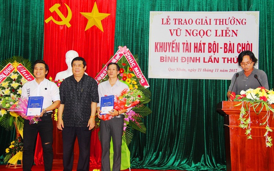 Vinh danh 13 tài năng trẻ đam mê hát tuồng, bài chòi - 1 Ông Vũ Hoàng Hà (giữa) - nguyên ủy viên Trung ương Đảng, nguyên Bí thư Tỉnh ủy trao giải A cho diễn viên Phương Phú (trái) và Đức Thành.