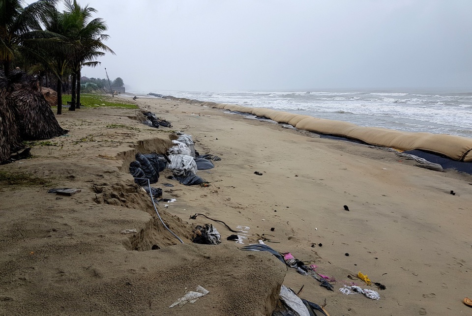 Mưa lũ làm bờ kè biển Cửa Đại sạt lở mạnh