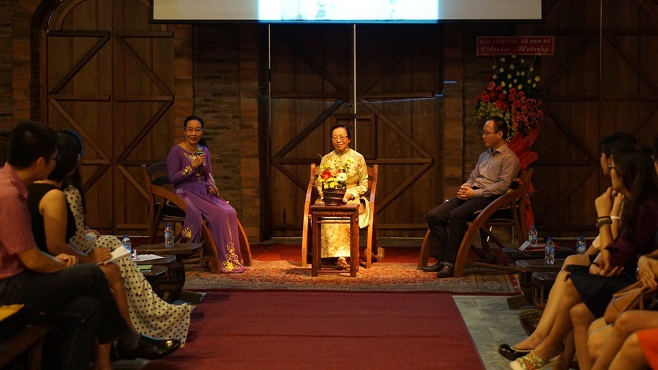 Lời hẹn hai năm của… áo dài - 1 PGS-TS Nguyễn Kim Nữ Hiếu (ngồi giữa) đang giao lưu cùng đại diện Bào tàng Áo dài và các bạn sinh viên về cuộc đời của mẹ mình, bà Vi Kim Ngọc