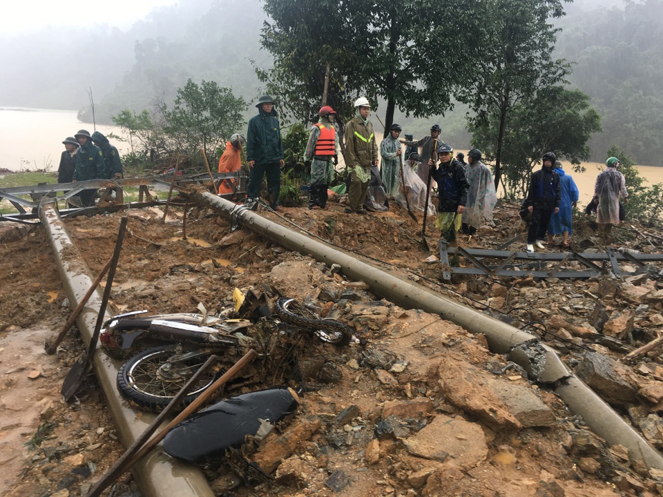 Cảnh báo mưa lớn, di dân vùng sạt lở - 1 Cơ quan chức năng tỉnh Quảng Nam yêu cầu di dời dân khỏi vùng nguy cơ sạt lở trước 18h ngày 23/11