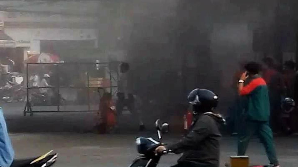 Cửa hàng xăng dầu bốc khói nghi ngút, nhiều người tháo chạy - 1
Khói đen tỏa ra nghi ngút, nhiều người đang đổ xăng phải tháo chạy