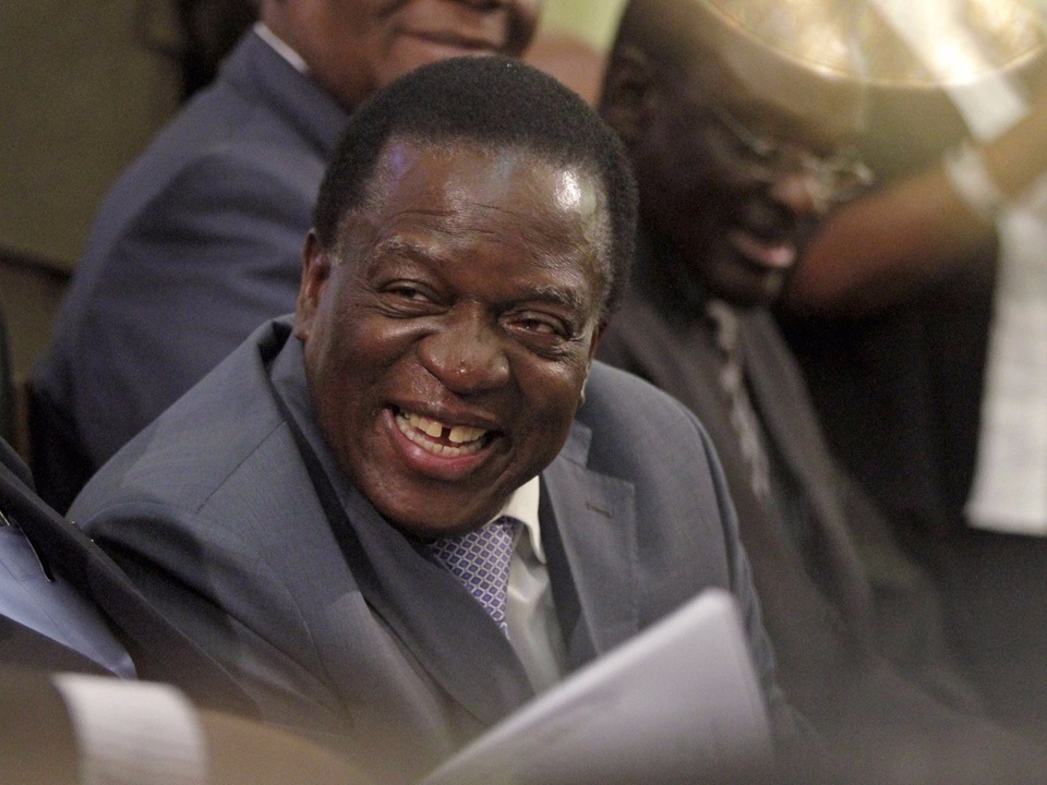 Ông Emmerson Mnangagwa và hành trình từ vệ sĩ thành Tổng thống Zimbabwe - 1
Sau lễ tuyên thệ nhậm chức ngày 24/11, ông Mnangagwa chính thức “đặt dấu chấm hết” 37 năm lãnh đạo đất nước Zimbabwe của ông Mugabe. Từng là người đồng chí, người trợ tá đắc lực, ông Mnangagwa đã đồng hành cùng ông Mugabe từ khi ông chỉ đóng vai trò là một người vệ sĩ, cho đến khi nắm giữ những vai trò lãnh đao cao cấp và trở thành Phó Tổng thống Zimbabwe vào năm 2014. (Ảnh: Reuters)