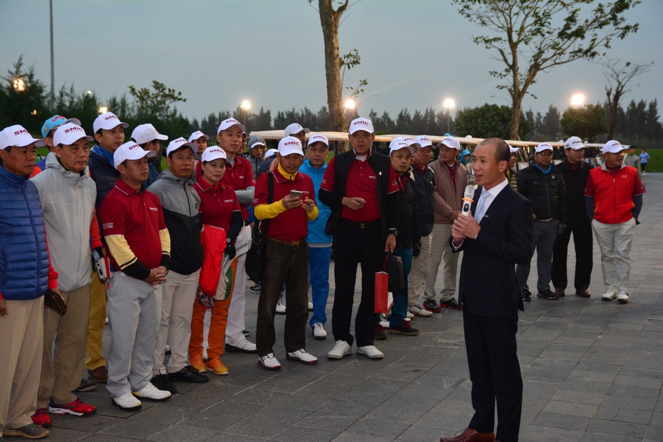 Giải SMic Golf Challenge Tournament 2017 chính thức khai mạc với hơn 1000 gôn thủ tham gia tranh tài - 1
Ông Nhữ Văn Hoan - Phó Tổng Giám Đốc Thường Trực Công ty CP Quản lý sân golf Biscom phát biểu khai mạc
