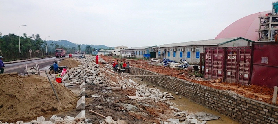 
Phía nhà máy đang tiến hành xây dựng tường bao quanh vực để không ảnh hưởng đến các hộ dân.
