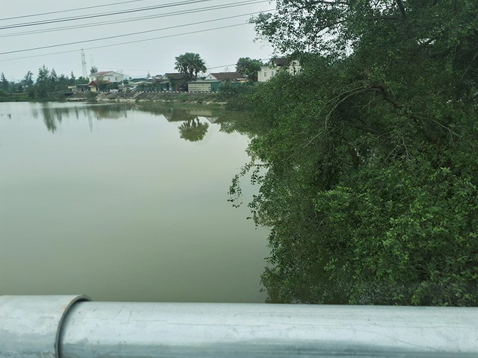 Người đàn ông đi đường cứu thành công một phụ nữ nhảy cầu tự tử - 1 Khu vực Cầu Phủ - địa điểm người phụ nữ nhảy cầu được cứu sống.
