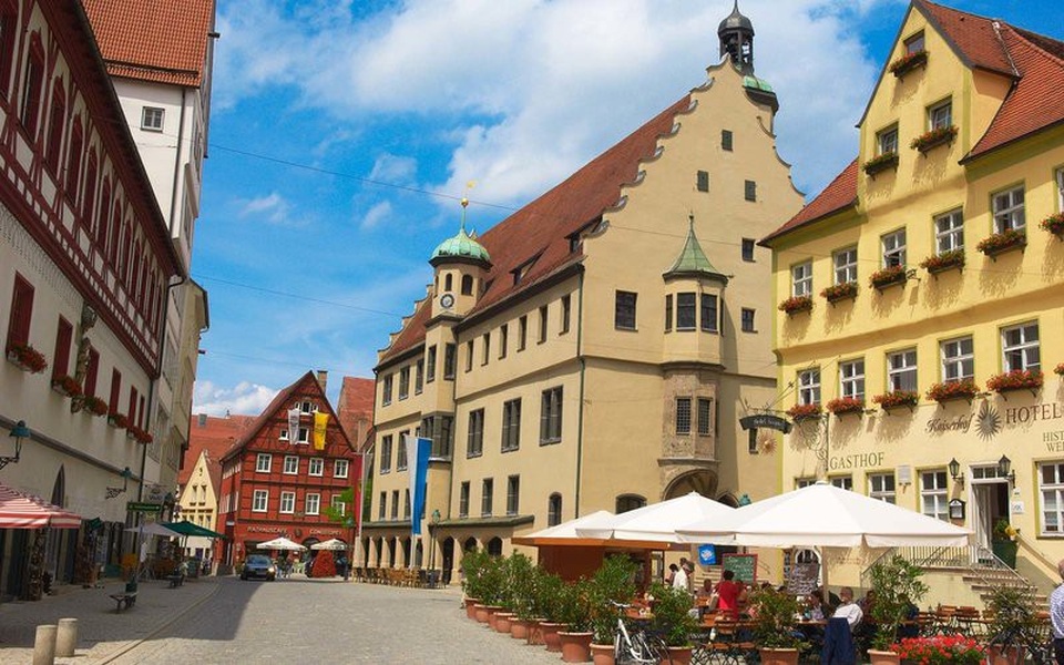 Khung cảnh thanh bình của thị trấn kim cương miền nam nước Đức