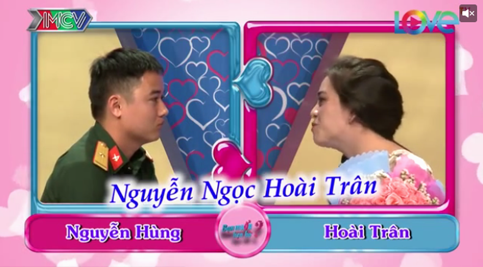 Lần đầu gặp, bạn gái bạo dạn hôn vào má khiến chú bộ đội “đơ” tại chỗ - 1 Nguyễn Hùng và Nguyễn Ngọc Hoài Trân trò chuyện rất thú vị