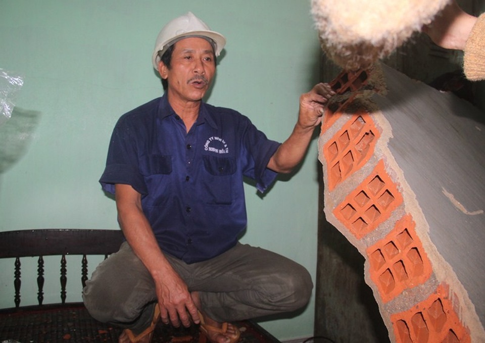 Mảng tường lớn rơi xuống phòng ngủ bà Hoa (vợ ông Khương) nhưng rất may bà Hoa chỉ bị thương nhẹ ở đầu.