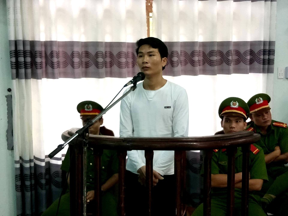 Án chung thân cho kẻ đâm chết bạn tại chiếu bạc - 1 Bị cáo Đoàn Duy Phong tại phiên tòa xét xử lưu động